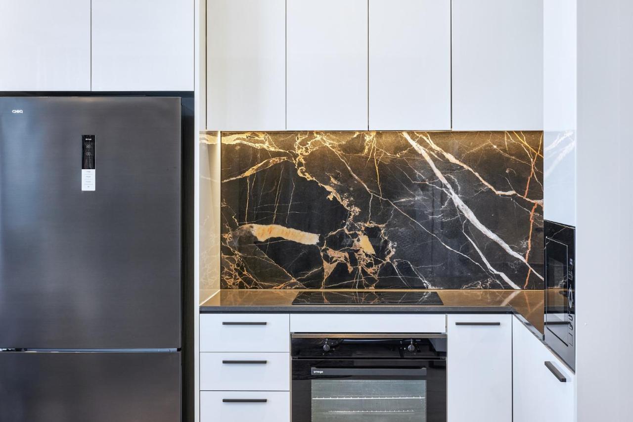 Meriton Suites Liverpool Zewnętrze zdjęcie A kitchen with a black granite countertop