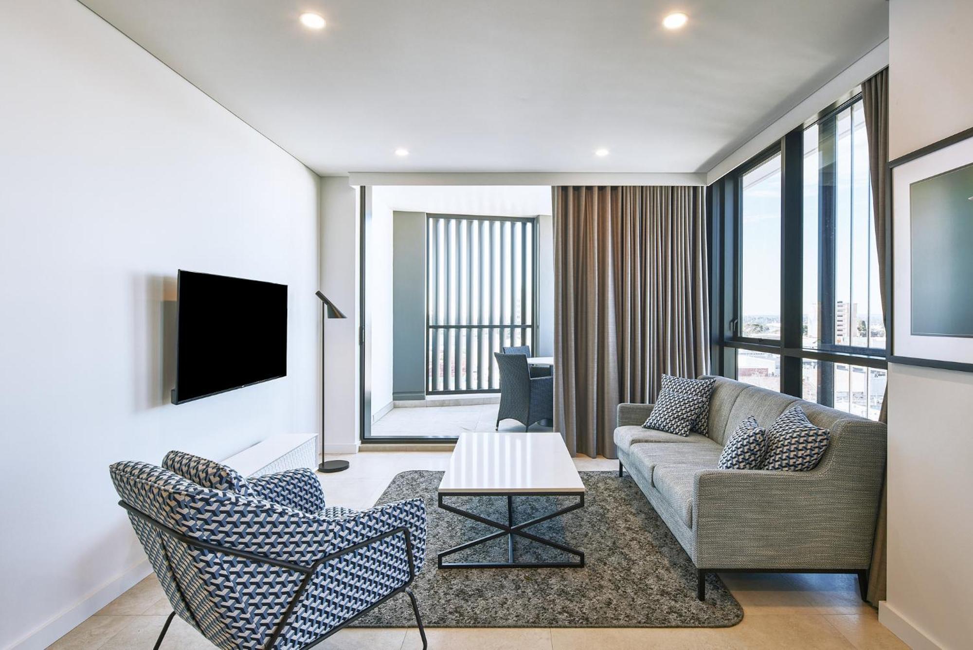 Meriton Suites Liverpool Zewnętrze zdjęcie A living room in a typical apartment