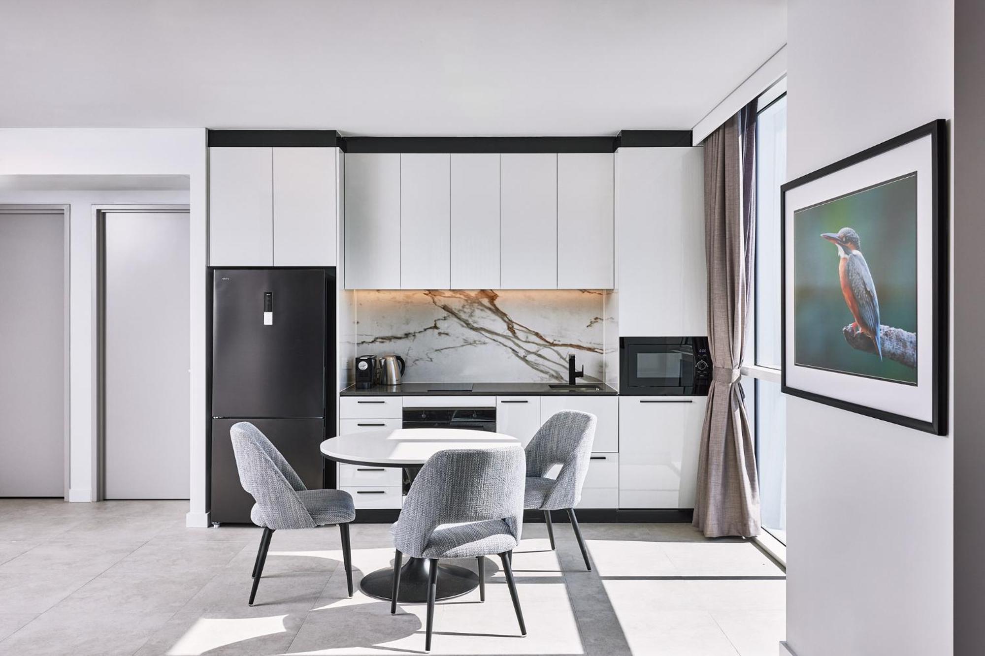 Meriton Suites Liverpool Zewnętrze zdjęcie A kitchen in a serviced apartment