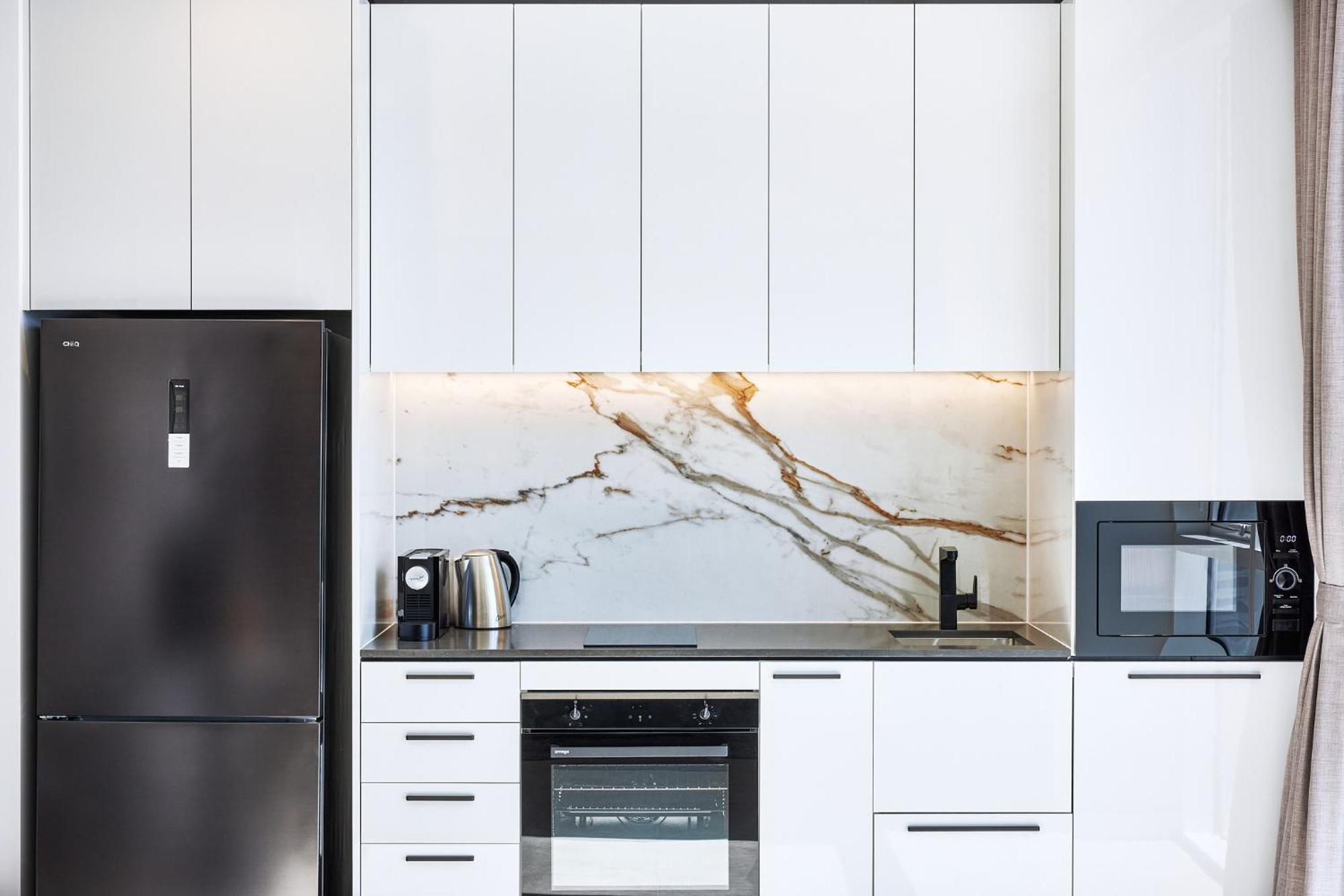 Meriton Suites Liverpool Zewnętrze zdjęcie A modern kitchen