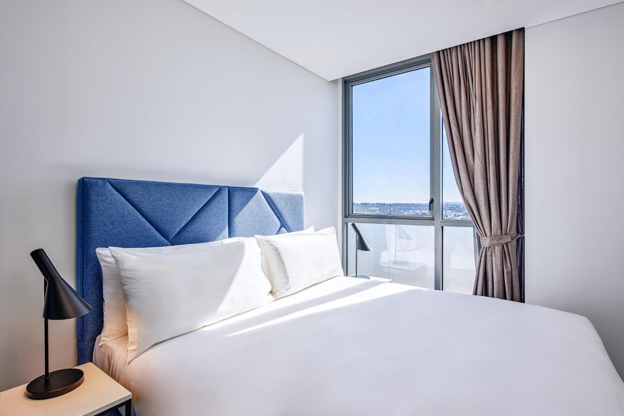 Meriton Suites Liverpool Zewnętrze zdjęcie A bedroom at the hotel