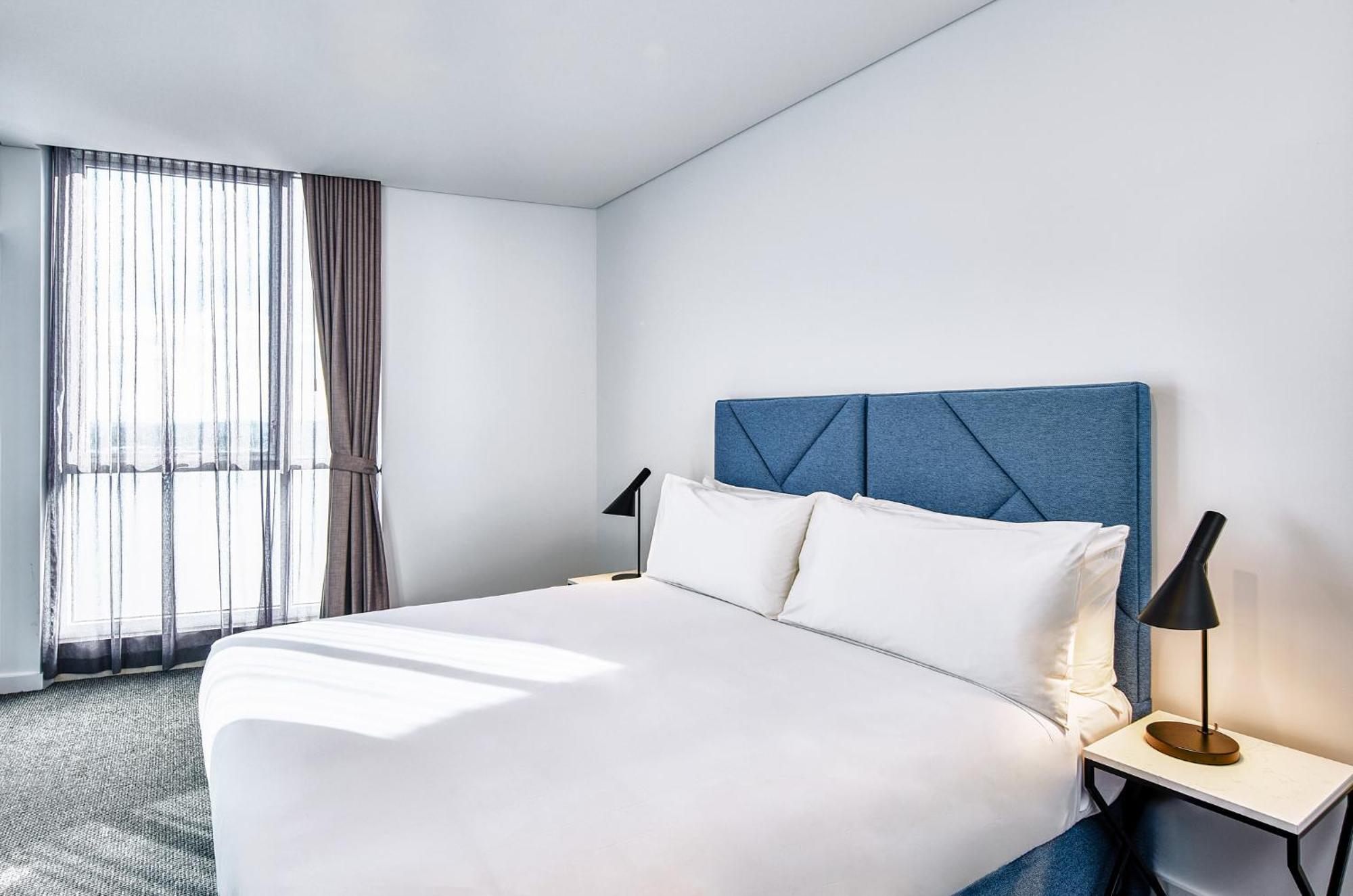 Meriton Suites Liverpool Zewnętrze zdjęcie A bedroom at the hotel