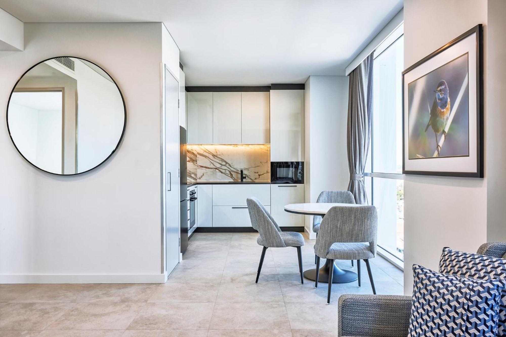 Meriton Suites Liverpool Zewnętrze zdjęcie The kitchen in a typical apartment