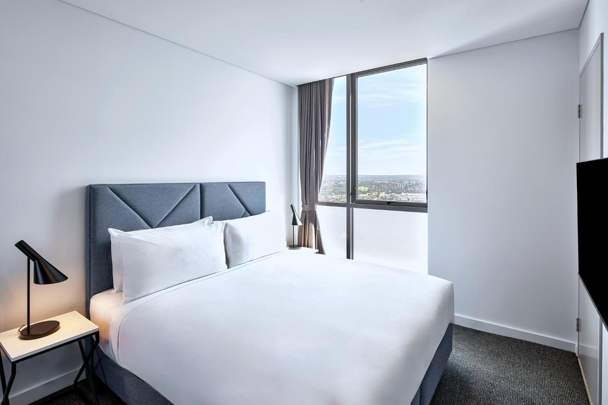 Meriton Suites Liverpool Zewnętrze zdjęcie A bedroom at the hotel