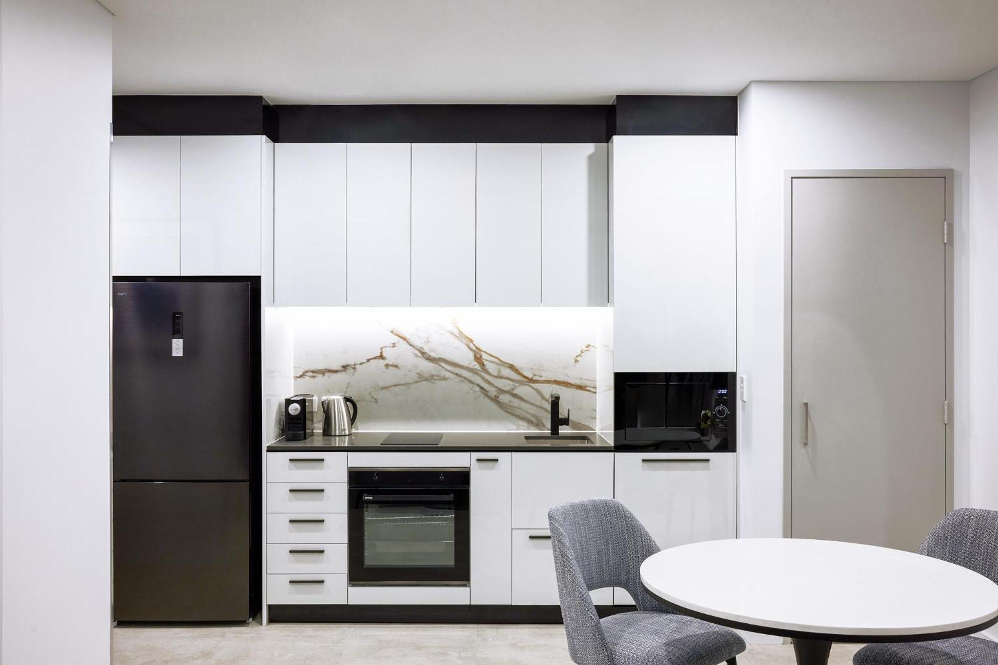 Meriton Suites Liverpool Zewnętrze zdjęcie A modern kitchen